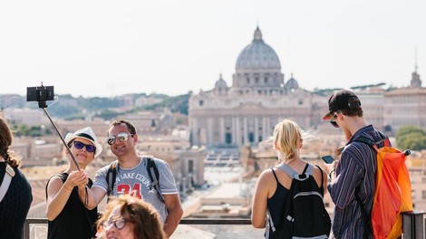 Turistični kraji po svetu, kjer je prepovedano fotografiranje s palicami za selfije