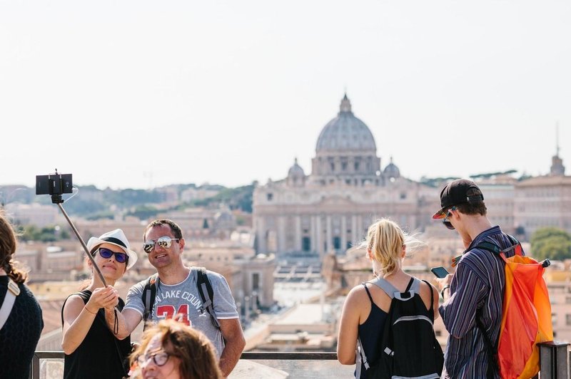 Turistični kraji po svetu, kjer je prepovedano fotografiranje s palicami za selfije (foto: profimedia)