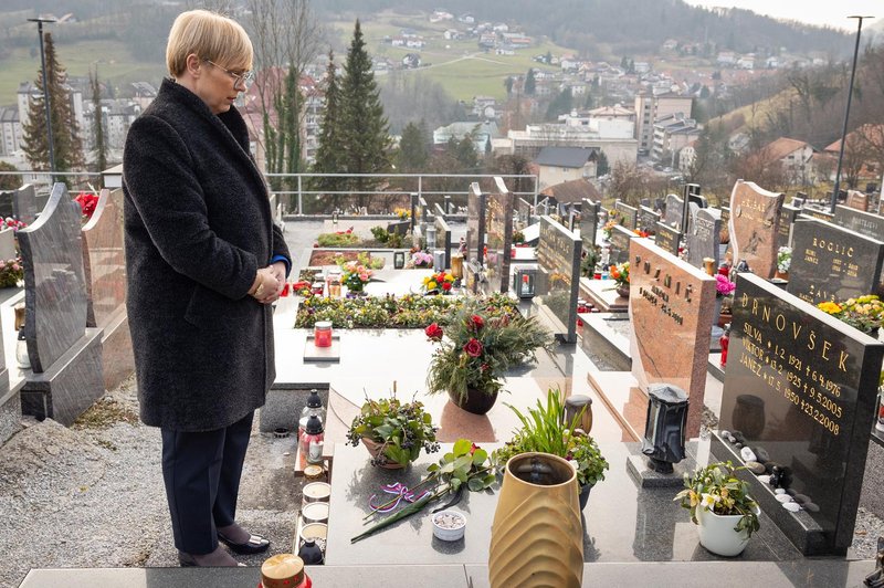 Predsednica obiskala Drnovškov grob: prevzela so jo čustva (foto: Bor Slana/STA)