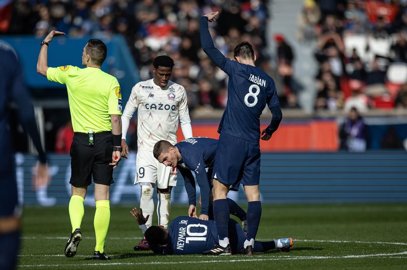 Neymarja odnesli z igrišča: znano je, kako hudo jo je skupil (foto: Profimedia)