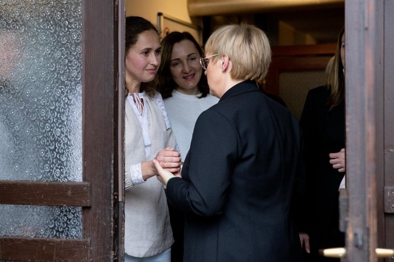 FOTO: Pirc Musarjeva se je v solzah zlomila pred begunci iz Ukrajine (foto: Valter Leban/Bobo)