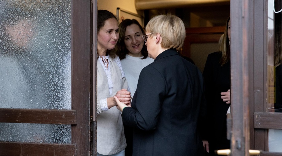 FOTO: Pirc Musarjeva se je v solzah zlomila pred begunci iz Ukrajine (foto: Valter Leban/Bobo)