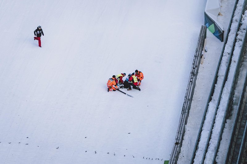 Grd padec v Planici, odnesli so jo na nosilih (foto: Twitter/DominikFormela)