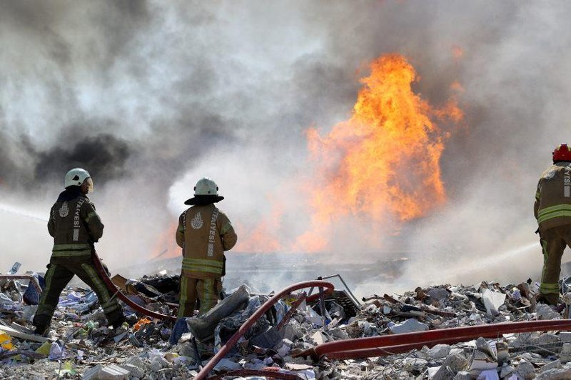 Turčijo stresel nov močan potres: porušenih 22 objektov, 69 poškodovanih, ena oseba je izgubila življenje (foto: Profimedia)