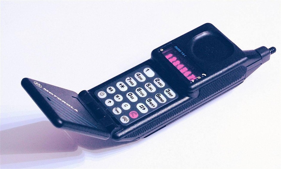 Motorola MicroTAC 9800X Prvi je na tržišče prišel leta 1989. Cene tega modela na spletu dosegajo okoli 200 evrov.