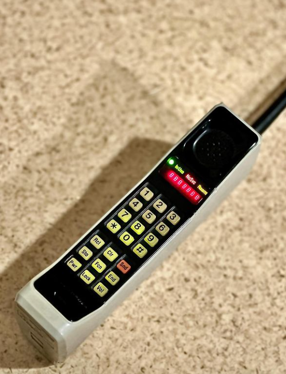 Motorola DynaTAC 8000X To je eden prvih mobilnih telefonov, ki ga je Motorola izdelovala med letoma 1983 in 1994. Zaradi …