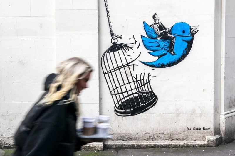 Twitter se sesuva (potem ko je Elon Musk v soboto spet odpuščal) (foto: profimedia)