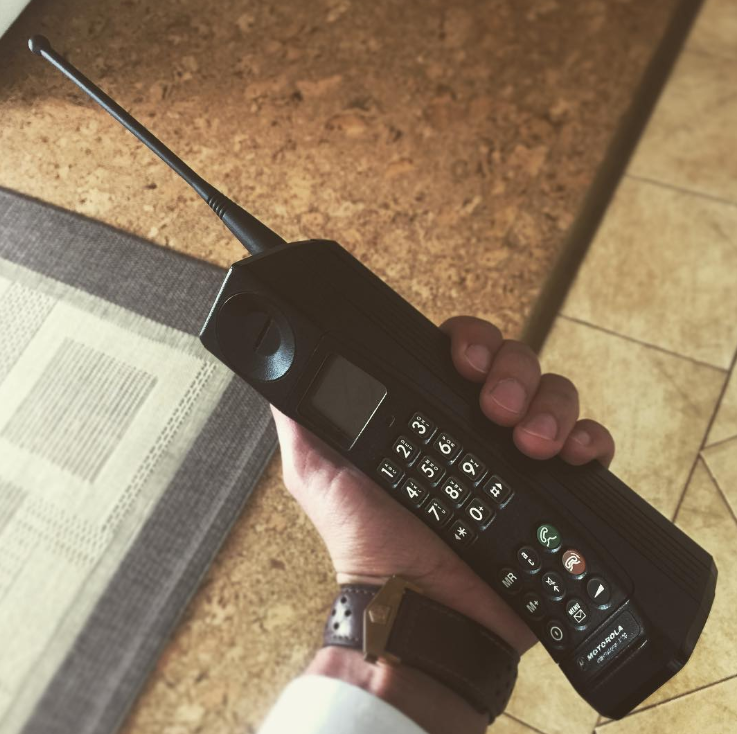 Motorola International 3200 To je prvi digitalni prenosni mobilni telefon, na tržišče pa so ga lansirali leta 1992. Cene tega …