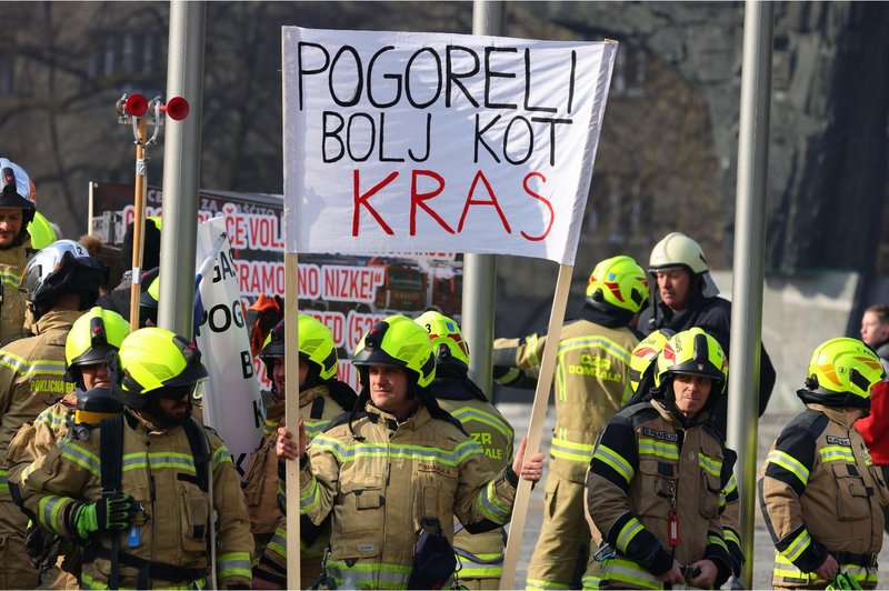 Policija preiskuje gasilce zaradi burnega protesta (foto: Luka Dakskobler/Bobo)