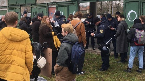 Dramatični prizori v Ljubljani: protestniki zasedli stari bežigrajski stadion, policija na izhodu popisuje ljudi (FOTO)