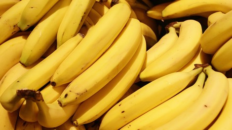 Prepovedana droga med bananami: v enajstih prodajalnah iste trgovske verige odkrili 95 kilogramov kokaina