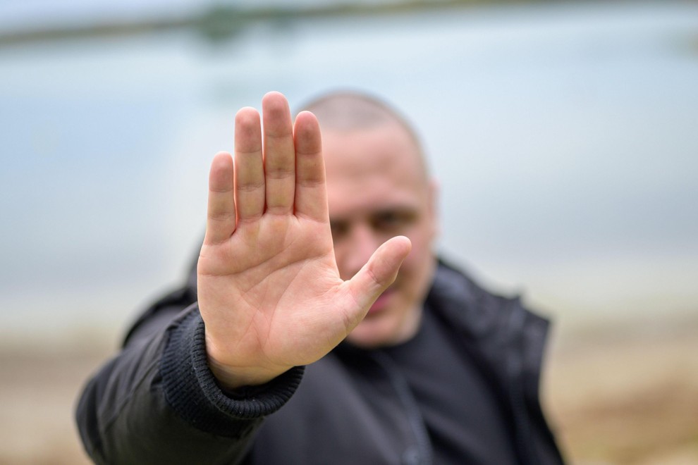 2. Vaš partner se nikoli ne fotografira z vami. Nekateri se preprosto ne marajo fotografirati, toda če je Facebook vašega …