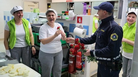 Kakšni kavalirji! Novomeški policisti so se na dan žena odločili za neverjetno, preprosto čudovito akcijo (FOTO)