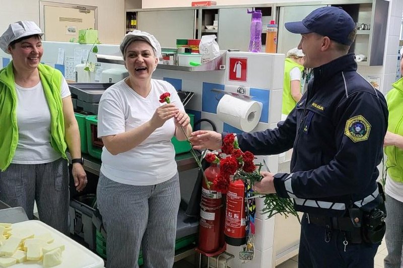 Kakšni kavalirji! Novomeški policisti so se na dan žena odločili za neverjetno, preprosto čudovito akcijo (FOTO) (foto: PU Novo mesto)