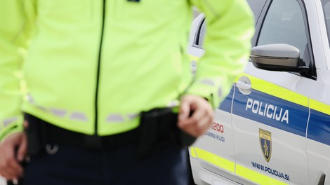 Policisti izvajajo hišne preiskave: tudi v Sloveniji naj bi prali denar