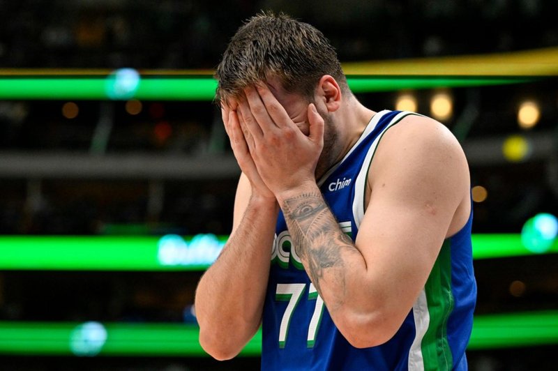 Luka Dončić v bolečinah predčasno končal tekmo (foto: Profimedia)