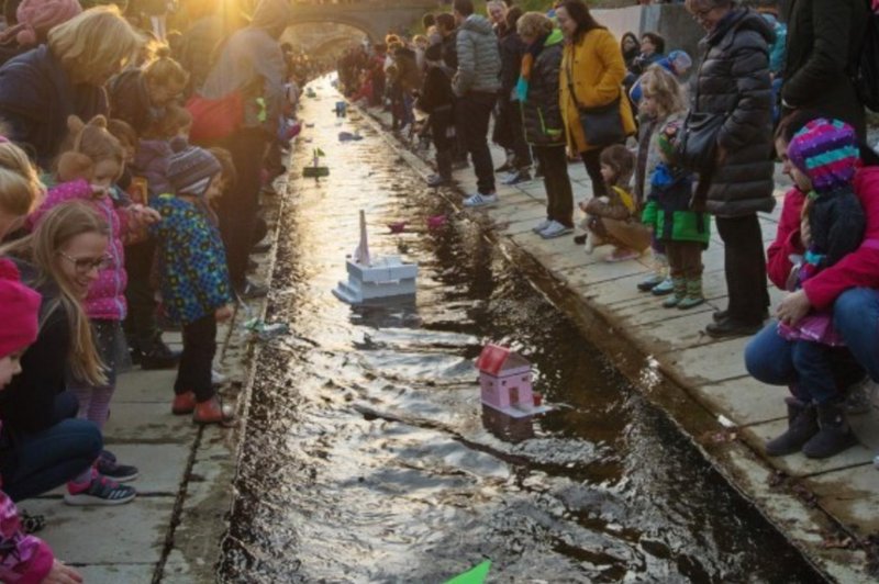 Pozdravimo pomlad z Gregorčki: kam na spust osvetljenih ladjic? (foto: Facebook/Visit Ljubljana)