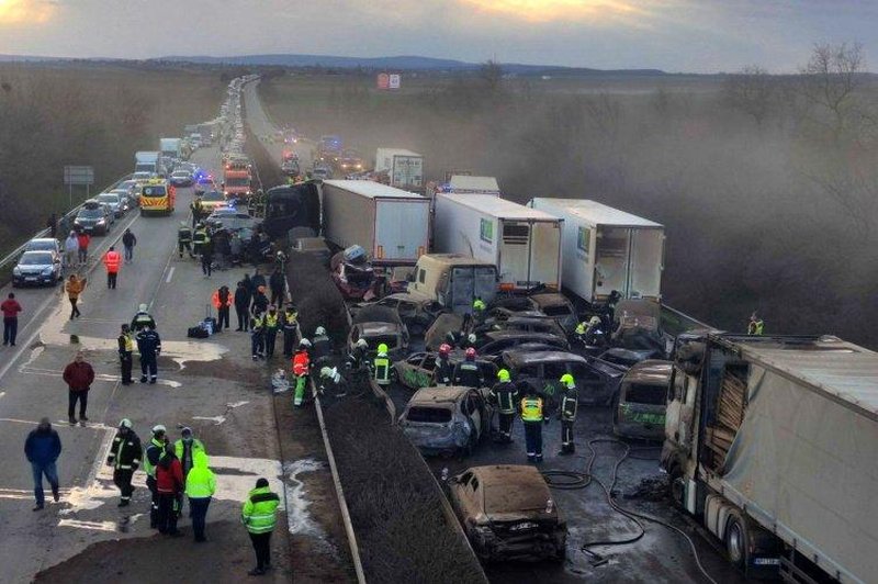 Grozljivka pri sosedih: trčilo 5 tovornjakov in 37 osebnih vozil, več avtomobilov po trčenju zagorelo (foto: Twitter/KoskovicsZ)