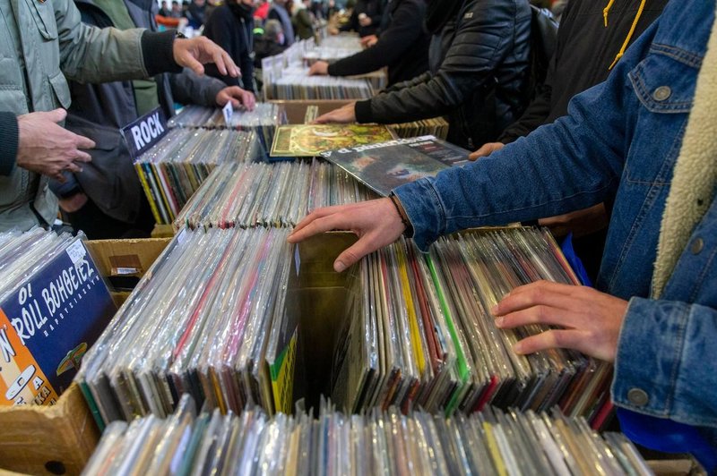 Postajajo vinilne plošče bolj priljubljene od zgoščenk? (foto: Profimedia)