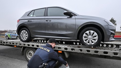 Nenavaden ukrep: vinjenim voznikom odvzeti avtomobili potujejo v Ukrajino