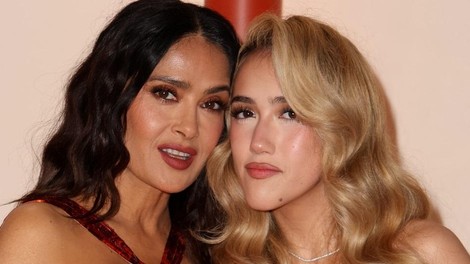 Katera jo bolje nosi? Hčerka Salme Hayek na Oskarjih v mamini stari, a  glamurozni obleki (FOTO)