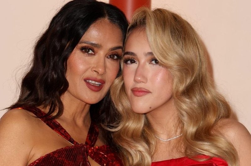 Katera jo bolje nosi? Hčerka Salme Hayek na Oskarjih v mamini stari, a  glamurozni obleki (FOTO) (foto: Profimedia)