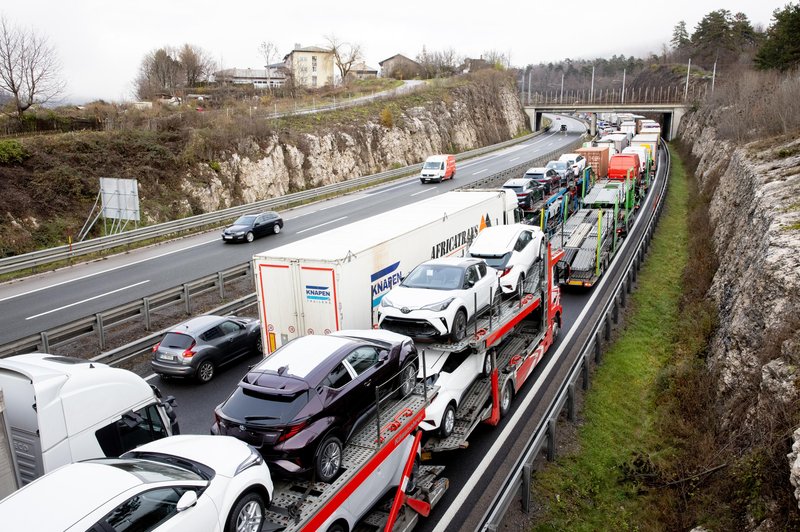 Ko pride večer, bo že pravi kaos:  na avtocesti prihaja do zastojev, kolona vse daljša (poglejte, koliko časa boste izgubili) (foto: Valter Leban /Bobo)