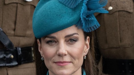 Kate Middleton ob materinskem dnevu z družinskim portretom očarala Britance (FOTO)