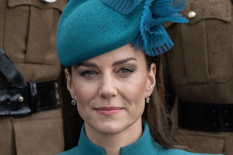 Kate Middleton ob materinskem dnevu z družinskim portretom očarala Britance (FOTO) (foto: Profimedia)