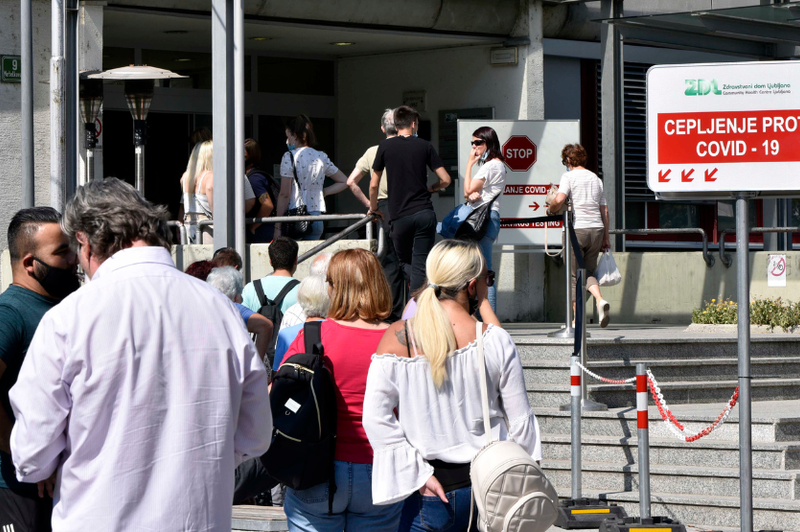 Zavrgli so več kot 1,4 milijona odmerkov cepiva proti covid-19: ne boste verjeli, koliko milijonov je šlo skozi okno (foto: Žiga Živulovič jr./BOBO)