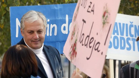 Kaj se dogaja v Ljubljani? Protestniki spet na ulicah, tokrat so zasedli prostor pod Mestno hišo (preverite, zakaj)