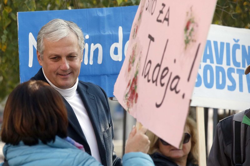 Kaj se dogaja v Ljubljani? Protestniki spet na ulicah, tokrat so zasedli prostor pod Mestno hišo (preverite, zakaj) (foto: Borut Živulović/Bobo)