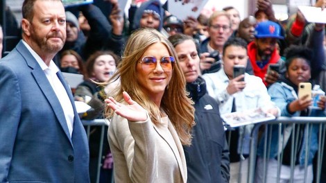 Jennifer Aniston pravi, da je tarča posmeha: "Vedno me vpraša, kaj je narobe z mano?"