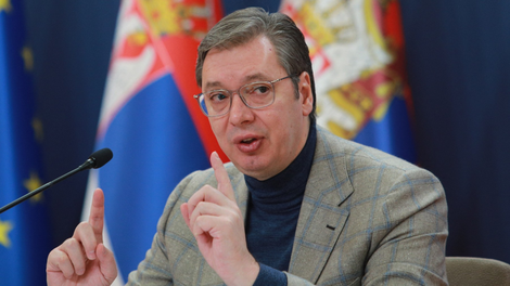 Aleksandar Vučić v Playboyu: na postelji s skledo sadja poziral kot Dioniz (FOTO)