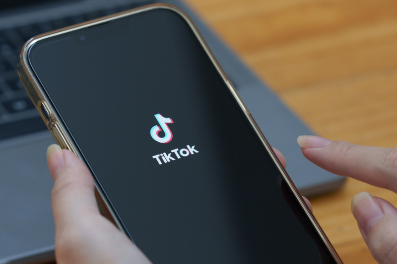 Odločitev je padla: zaradi grožnje "družbeni harmoniji" prepovedali TikTok (foto: Qonverto)