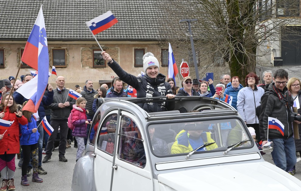 Skakalni junakinji in njenim uspehom v čast so domačini Poljan, s koder Klinčeva sicer prihaja, pripravili velik sprejem.