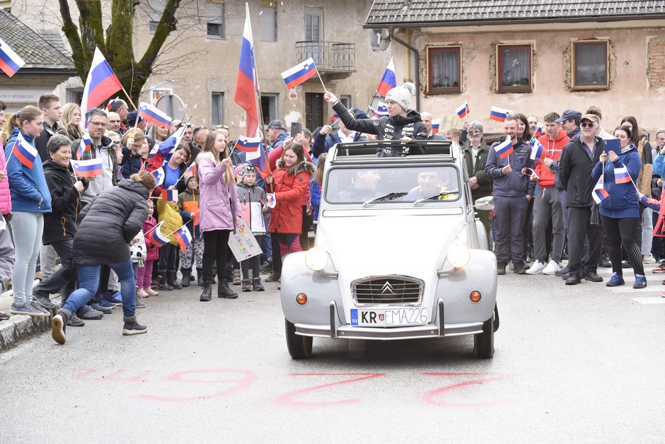 Skozi vas so jo peljali v avtomobilu Citroën 2CV, ki se mu dvigne streha, skozi katero je Klinčeva mahala in …