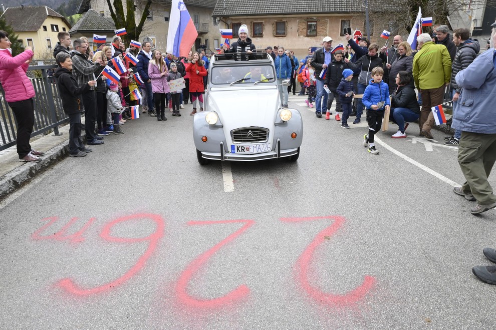 Sredi ceste so s kredo na veliko napisali 226 m, kolikor je preskočila, ko je dosegla svetovni rekord.