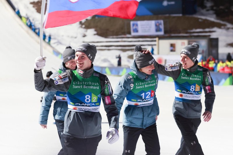 Smučarski skakalci združili moči in ugnali tekmece: Sloveniji so priborili medaljo (foto: Profimedia)