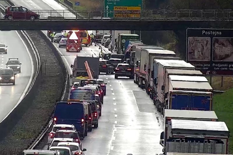 Kakšna gneča: avtocesta je zaprta, vse stoji (foto: Promet.si)