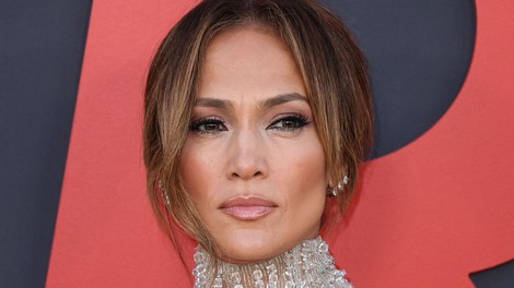 Ona že ve: Jennifer Lopez z obleko sporočila, da je ta barva spet v modi (FOTO)