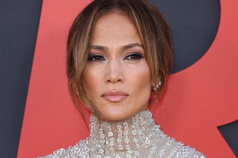 Ona že ve: Jennifer Lopez z obleko sporočila, da je ta barva spet v modi (FOTO) (foto: Profimedia)