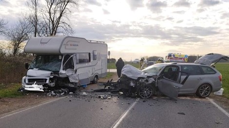 V trčenju avtomobila in avtodoma več poškodovanih oseb