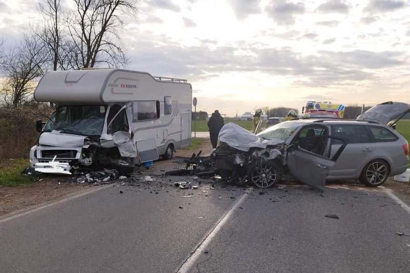 V trčenju avtomobila in avtodoma več poškodovanih oseb (foto: Facebook/112 Ptuj/D.O.)