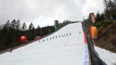 V Planici se spopadajo s težavami: piha veter z močnejšimi sunki, tekma prestavljena, kljub temu pa bodo poskušali ...