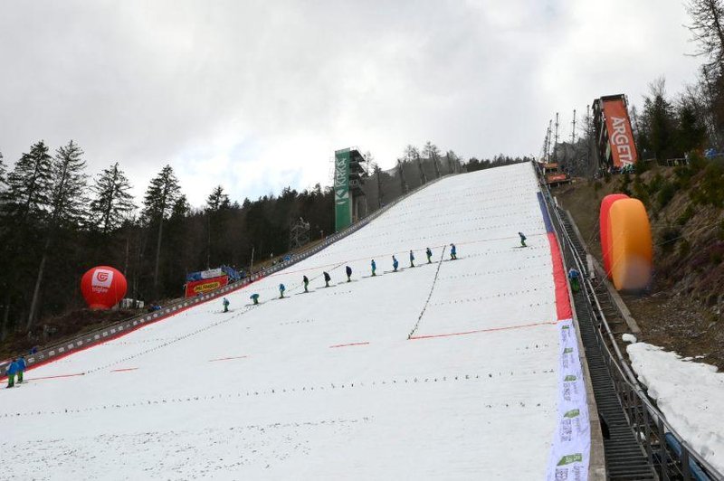 V Planici se spopadajo s težavami: piha veter z močnejšimi sunki, tekma prestavljena, kljub temu pa bodo poskušali ... (foto: Žiga Živulovič jr./Bobo)