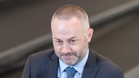 Minister za zdravje udaril po mizi: "Dvig premije dopolnilnega zavarovanja je neupravičen"