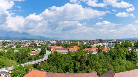 Jutranja drama v Kranju: dvoletnik starša zaklenil na balkon (poglejte, kako sta se rešila)