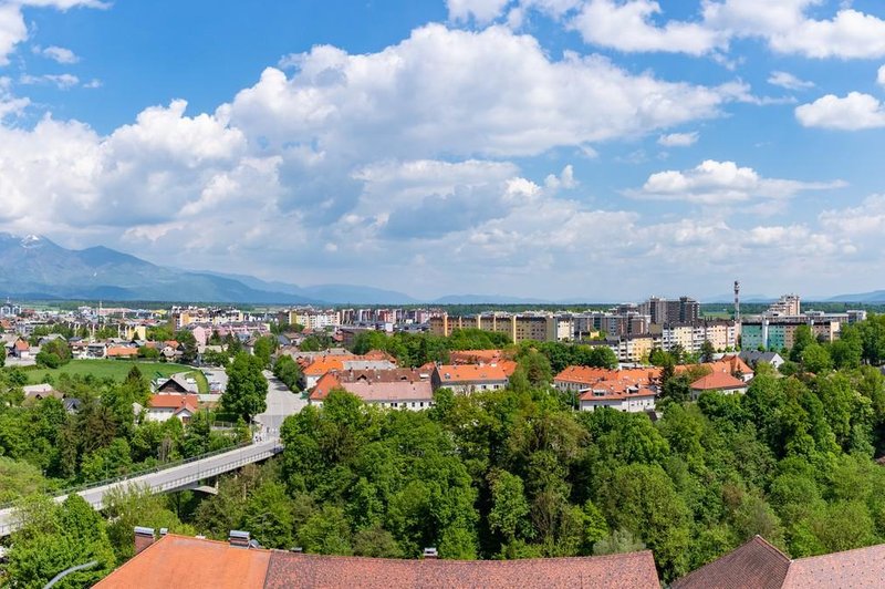 Jutranja drama v Kranju: dvoletnik starša zaklenil na balkon (poglejte, kako sta se rešila) (foto: Profimedia)