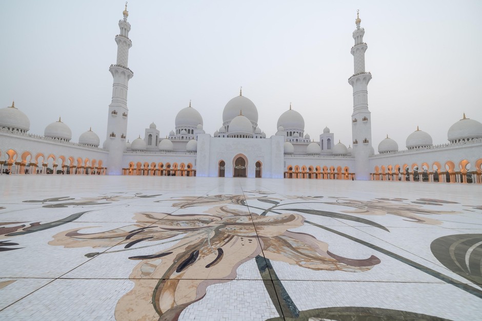 5. Mošeja Sheikh Zayed, Združeni arabski emirati Mošeja v Abu Dhabiju je znana po osupljivi arhitekturi, ki združuje tradicionalne islamske …